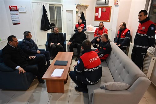 Kaymakamımız Sayın Erdinç DOLU'dan Yılbaşı Gecesi Görevli Olan Sağlık, İtfaiye ve Kolluk Personellerimizi Ziyaret Etti