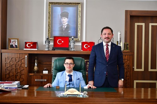 Kaymakamımız Sayın Ercan Kayabaşı 23 Nisan Ulusal Egemenlik ve Çocuk Bayramı Vesilesiyle Makam Koltuğunu Temsili Olarak Muharrem Berk’e Teslim Etti